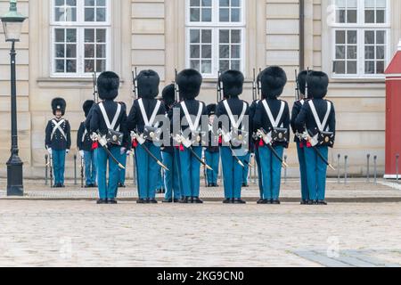 Copenhague, Danemark - 26 juillet 2022: La Garde royale danoise change les gardes au palais d'Amalienborg à Copenhague. Banque D'Images
