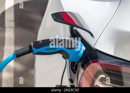 Copenhague, Danemark - 26 juillet 2022 : câble de chargement de voiture électrique connecté à la voiture électrique. Charge de la voiture électrique. Banque D'Images