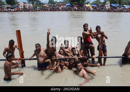 Les pèlerins prennent le bain Saint dans la rivière sainte Ganga à Har-ki-Pauri, dans le Haridwar, pour obtenir le salut à l'occasion d'un festival hindou. Banque D'Images