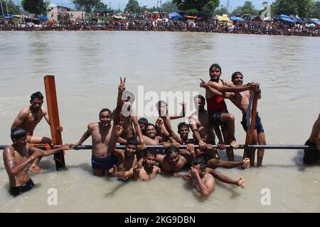 Les pèlerins prennent le bain Saint dans la rivière sainte Ganga à Har-ki-Pauri, dans le Haridwar, pour obtenir le salut à l'occasion d'un festival hindou. Banque D'Images