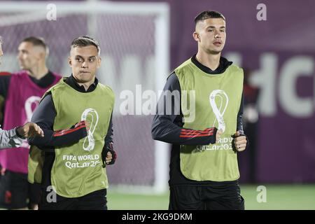 Doho, Qatar, 22 novembre 2022. Leandro Trossard en Belgique et Leander Dendoncker en Belgique, photographiés lors d'une séance de formation de l'équipe nationale belge de football les Red Devils, au Hilton Salwa Beach Resort à Abu Samra, État du Qatar, le mardi 22 novembre 2022. Les Red Devils se préparent pour leur premier match contre le Canada dans le groupe F de la coupe du monde FIFA 2022 au Qatar. BELGA PHOTO BRUNO FAHY Banque D'Images