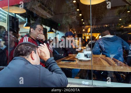 Buenos Aires, Argentine. 22nd novembre 2022. Les fans de football argentins regardent leur équipe lors du match de football du Groupe C de la coupe du monde joué au Qatar dans un bar de la ville constitucion, Buenos Aires. L'Arabie saoudite a marqué l'un des plus grands repaires de la coupe du monde en battant l'Argentine de Lionel Messi de 2 à 1. Crédit : SOPA Images Limited/Alamy Live News Banque D'Images