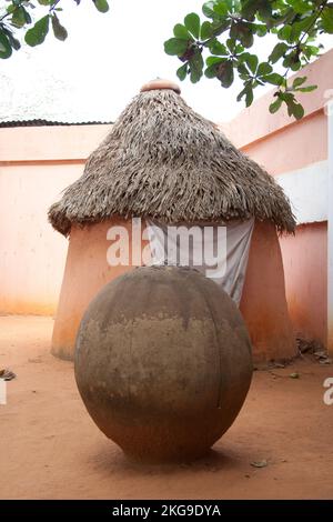 Grand calabash utilisé pour la purification de l'eau, Temple des pythons, Ouidah, Bénin. Le Temple des pythons est un sanctuaire voodoo sacré qui est situé dans le Banque D'Images