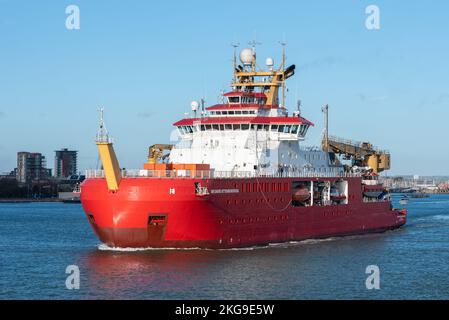 Le navire Sir RRS David Attenborough quitte le port de Portsmouth en Angleterre sur le chemin de l'Antarctique pour la recherche. Banque D'Images