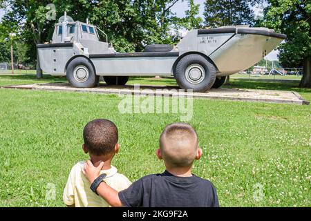 Virginia Newport News fort Eustis US Army Transportation Museum, histoire militaire exposition collection, garçons Noir enfants enfants look looki Banque D'Images