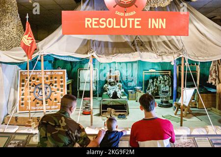 Virginia Newport News fort Eustis US Army Transportation Museum, histoire militaire exposition collection, homme père garçons look Banque D'Images