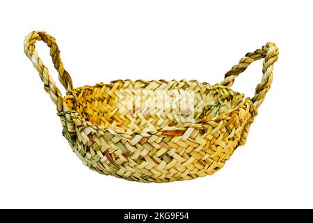 panier en paille tissé isolé sur fond blanc Banque D'Images