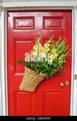 Virginia Portsmouth historique colonial Olde Towne North Street, rouge porte fleurs, Banque D'Images