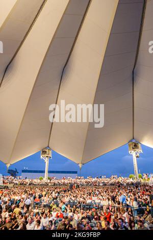 Virginia Portsmouth NTELOS Pavilion au centre du port, spectacle de spectacle de concert Norah Jones, public Banque D'Images