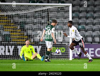 BUT Charlton Athletic forward Daniel Kanu (35) marque un but à faire 0-1 lors du match de Trophée Papa John's Plymouth Argyle vs Charlton Athletic à Home Park, Plymouth, Royaume-Uni, 22nd novembre 2022 (photo de Stanley Kasala/News Images) Banque D'Images