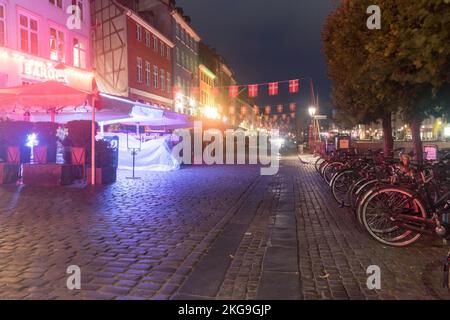 Copenhague, Danemark - 27 juillet 2022 : le célèbre vieux port de Nyhavn dans le centre de Copenhague la nuit. Nyhavn 17th-siècle bord de mer. Banque D'Images