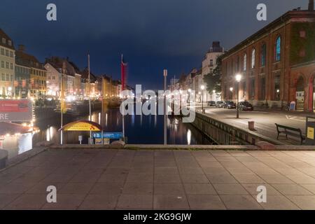Copenhague, Danemark - 27 juillet 2022 : vue de nuit sur le célèbre port de Nyhavn, front de mer datant de 17th ans, canal et quartier de divertissements à Copenhague. Banque D'Images
