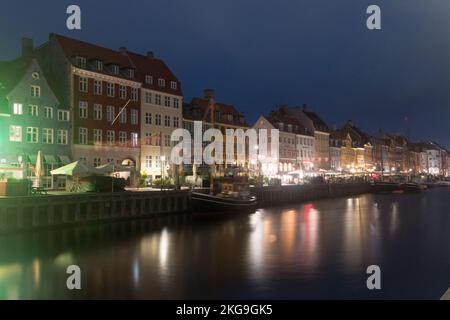 Copenhague, Danemark - 27 juillet 2022: Captivant Nyhavn 17th-siècle front de mer, canal. Banque D'Images