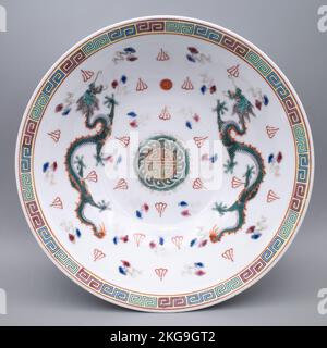 Bol - porcelaine - Grand bol Vintage Famille Rose avec Dragons et perles flamboyantes - Chine - 20th siècle Banque D'Images