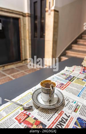 Une tasse de café turc est servie dans un journal à l'intérieur du café improvisé dans le hall du bâtiment central du 19th siècle. Ankara Turquie Banque D'Images