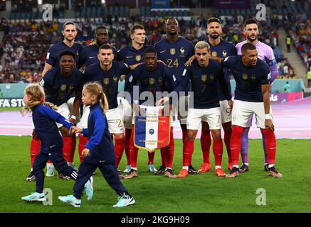 Al Wukair, Qatar, 22nd novembre 2022. Deux mascottes se promènaient devant l'équipe française pour prendre une photo d'équipe lors du match de la coupe du monde de la FIFA 2022 au stade Al Janoub, Al Wukair. Le crédit photo devrait se lire: David Klein / Sportimage Banque D'Images