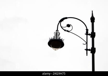 lanterne noire en fer d'époque dans la ville Banque D'Images