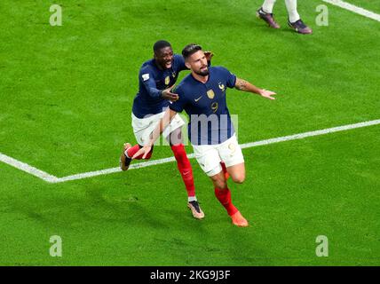 Olivier Giroud (à droite), en France, célèbre le deuxième but du match de la coupe du monde de la FIFA au stade Al Janoub, Al Wakrah. Date de la photo: Mardi 22 novembre 2022. Banque D'Images