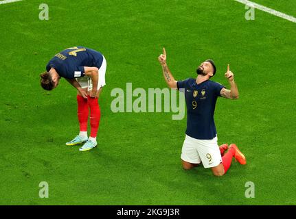 Olivier Giroud (à droite), en France, célèbre le deuxième but du match de la coupe du monde de la FIFA au stade Al Janoub, Al Wakrah. Date de la photo: Mardi 22 novembre 2022. Banque D'Images