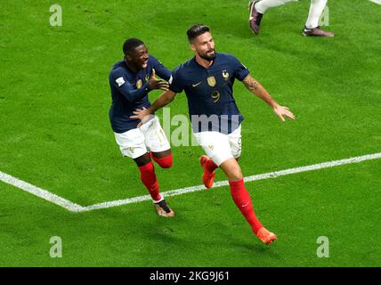 Olivier Giroud (à droite), en France, célèbre le deuxième but du match de la coupe du monde de la FIFA au stade Al Janoub, Al Wakrah. Date de la photo: Mardi 22 novembre 2022. Banque D'Images