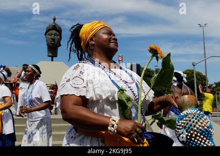 La femme du mouvement noir participe à la célébration de la Journée brésilienne de sensibilisation aux Noirs au monument de Zumbi dos Palmares avec de la musique candombrée Banque D'Images