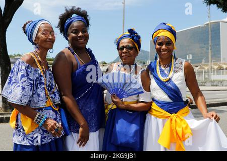 La femme du mouvement noir participe à la célébration de la Journée brésilienne de sensibilisation aux Noirs au monument de Zumbi dos Palmares avec de la musique candombrée Banque D'Images