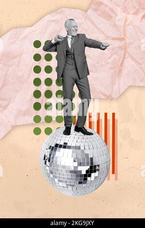 Vertical créatif photo collage de drôle bonne humeur satisfait vieux homme porter costume danse sur discoball isolé sur fond rose couleur Banque D'Images