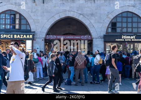 Les principales entrées du marché aux épices égyptien d'Istanbul appelé Mısır Çarşısı Banque D'Images