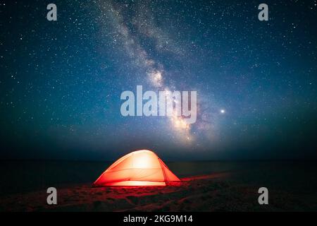 Camping sur la plage et façon laiteuse fantastique Banque D'Images