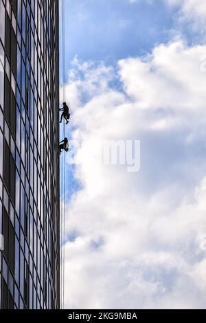 Bâtisseurs du plus haut bâtiment de Kiev sur des travaux de haute altitude Banque D'Images