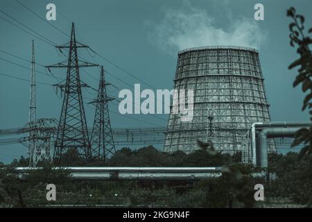 Grande fumée toxique qui vient d'une cheminée industrielle, horreur Banque D'Images