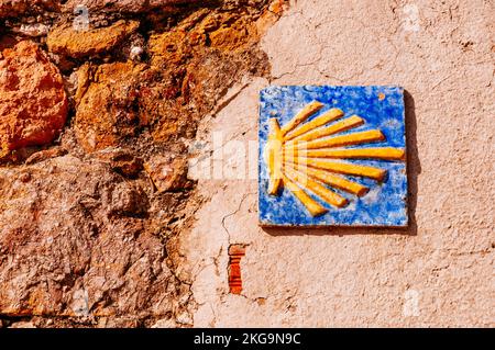 La coquille de Saint-Jacques jaune qui signe la route vers Saint-Jacques-de-Compostelle. Monastère de San Juan de Ortega. Barrios de Colina, Montes de Oca, Burgos, Castilla y Banque D'Images