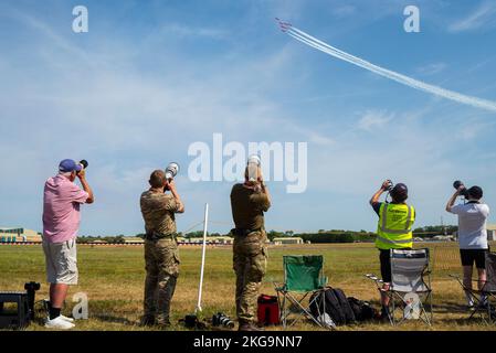 Les photographes photographiant les flèches rouges de la RAF montrent l'équipe au Royal International Air Tattoo, RAF Fairford, Gloucestershire, Royaume-Uni. Photographes militaires Banque D'Images
