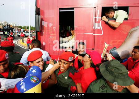 Maracaibo-Venezuela-23-03-2013- les membres des forces armées vénézuéliennes empêchent le soutien du président Nicolas Maduro de venir le saluer. Banque D'Images