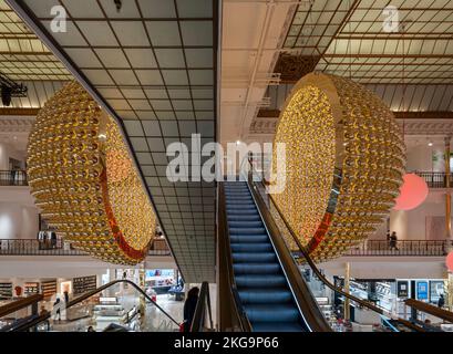 Le grand magasin bon marché. Vue à l'intérieur du bâtiment et ses escaliers et son motif de décorations de Noël Banque D'Images