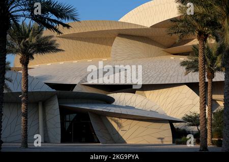 Le Musée national du Qatar peut être vu à Doha, Qatar sur 22 novembre 2022. Le bâtiment a été conçu par l'architecte Jean nouvel, inspiré par le cristal rose du désert, qui se trouve au Qatar. Photo: Igor Kralj/PIXSELL Banque D'Images