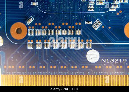 résistances sur la carte de circuit imprimé bleue. pcb Banque D'Images