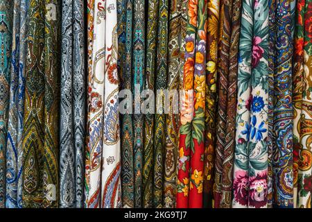 les foulards de couleur pour femmes sont accrochés à la ligne. traditions nationales Banque D'Images