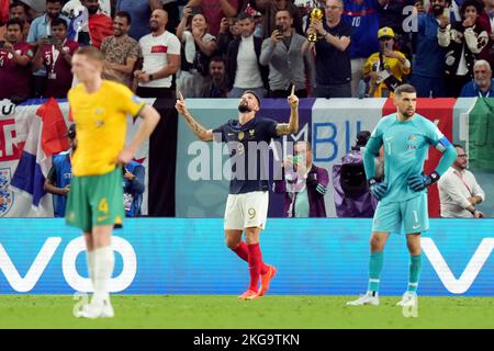 Olivier Giroud (au centre), en France, célèbre le quatrième but du match de sa partie lors du match de la coupe du monde de la FIFA, Groupe D, au stade Al Janoub, Al Wakrah. Date de la photo: Mardi 22 novembre 2022. Banque D'Images