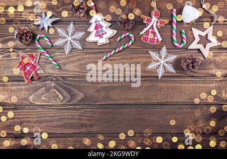 Belle composition de Noël sur fond de bois avec cônes de conifères de Noël, décoration de vacances, bâton de caramel. Vue de dessus, espace de copie. Banque D'Images