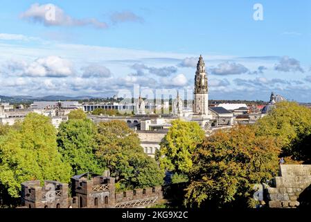 Vue sur la ville de Cardiff et les murs du château de Cardiff depuis le sommet du Norman Keep. Cardiff, Glamorgan, pays de Galles, Royaume-Uni - 16th octobre Banque D'Images