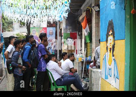 Kolkata, Inde. 22nd novembre 2022. Les ruelles de la ville de Kolkata sont déclinées dans différentes couleurs pour célébrer le championnat de football.les peintures murales portent les symboles des équipes de football de différents pays dans le monde. (Photo de Snehasish Bodhak/Pacific Press) Credit: Pacific Press Media production Corp./Alay Live News Banque D'Images