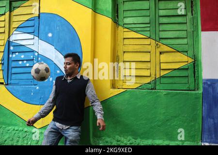 Kolkata, Inde. 22nd novembre 2022. Les ruelles de la ville de Kolkata sont déclinées dans différentes couleurs pour célébrer le championnat de football.les peintures murales portent les symboles des équipes de football de différents pays dans le monde. (Photo de Snehasish Bodhak/Pacific Press) Credit: Pacific Press Media production Corp./Alay Live News Banque D'Images