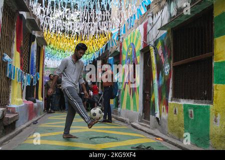 Kolkata, Inde. 22nd novembre 2022. Les ruelles de la ville de Kolkata sont déclinées dans différentes couleurs pour célébrer le championnat de football.les peintures murales portent les symboles des équipes de football de différents pays dans le monde. (Photo de Snehasish Bodhak/Pacific Press) Credit: Pacific Press Media production Corp./Alay Live News Banque D'Images