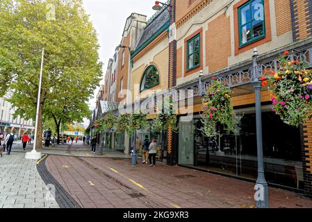 Vue sur la rue de Cardiff par une belle journée d'automne. Cardiff, Glamorgan, pays de Galles, Royaume-Uni - 16th octobre 2022 Banque D'Images