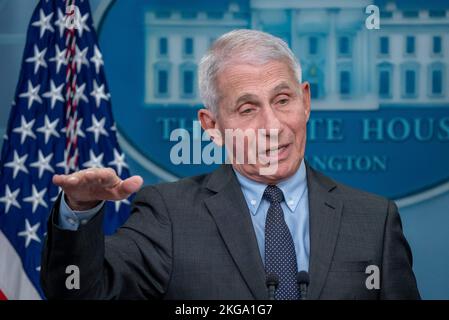 Washington, Vereinigte Staaten. 22nd novembre 2022. Le Dr Anthony Fauci, conseiller médical en chef du président des États-Unis, prend la parole à la séance d'information quotidienne à la Maison Blanche à Washington, DC, mardi, 22 novembre 2022. Crédit: Ken Cedeno/Pool via CNP/dpa/Alay Live News Banque D'Images