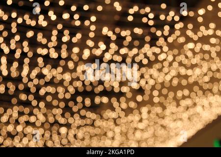 Le rouge de Noël flou éclaire l'arrière-plan. Banque D'Images