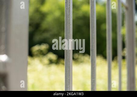 Clôture en détail. Clôture autour de la maison. Barrière pour les étrangers. Territoire privé. Banque D'Images