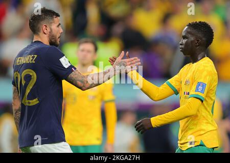 Al Wakrah, Qatar. 23rd novembre 2022. Theo Hernandez, de France, et Garang Kuol, d'Australie, se secouent après le match lors de la coupe du monde de la FIFA, Qatar 2022, match du Groupe D entre la France et l'Australie au Al Wakrah Sports Club, Al Wakrah, Qatar, le 22 novembre 2022. Photo de Peter Dovgan. Utilisation éditoriale uniquement, licence requise pour une utilisation commerciale. Aucune utilisation dans les Paris, les jeux ou les publications d'un seul club/ligue/joueur. Crédit : UK Sports pics Ltd/Alay Live News Banque D'Images