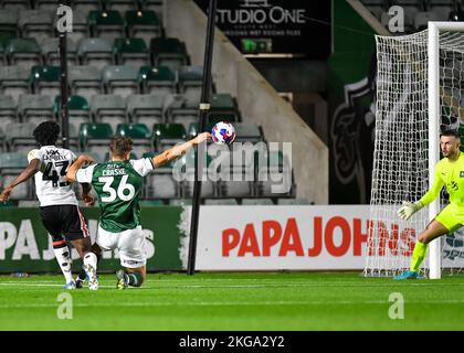 Le défenseur de Plymouth Argyle Finley Craske (36) se défendant pendant le match de Trophée Papa John's Plymouth Argyle vs Charlton Athletic at Home Park, Plymouth, Royaume-Uni, 22nd novembre 2022 (photo de Stanley Kasala/News Images) Banque D'Images